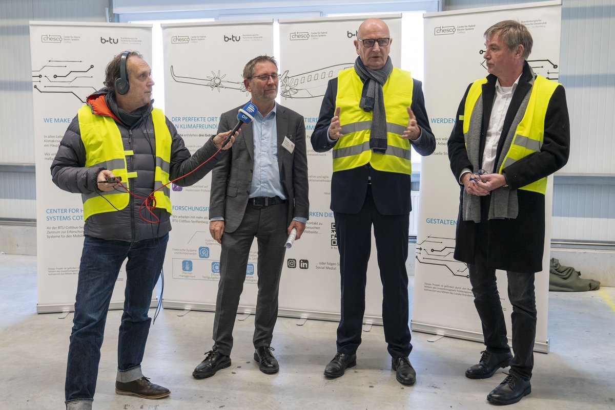 Heiko Witte (2.v.l.) und Prof. Dr.-Ing. Georg Möhlenkamp (r.) empfingen die Delegation im Center for Hybrid Electric Systems Cottbus (chesco). Foto: BTU/Ralf Schuster
