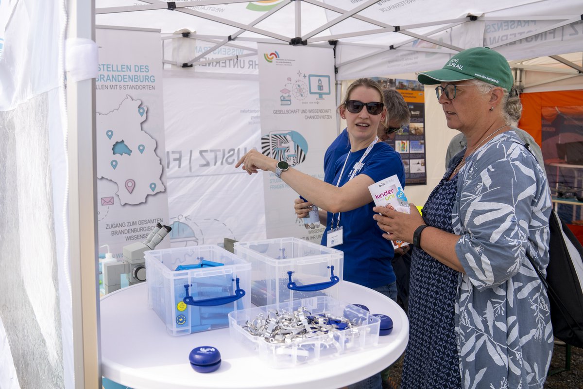 Liane Kober (TH Wi) und Simon Greulich (BTU) zeigten, wie man aus Mikroalgen und Wasserlinsen Proteinpulver herstellt und wie Wasserlinsen überhaupt unter einem Mikroskop aussehen (© R. Schuster)