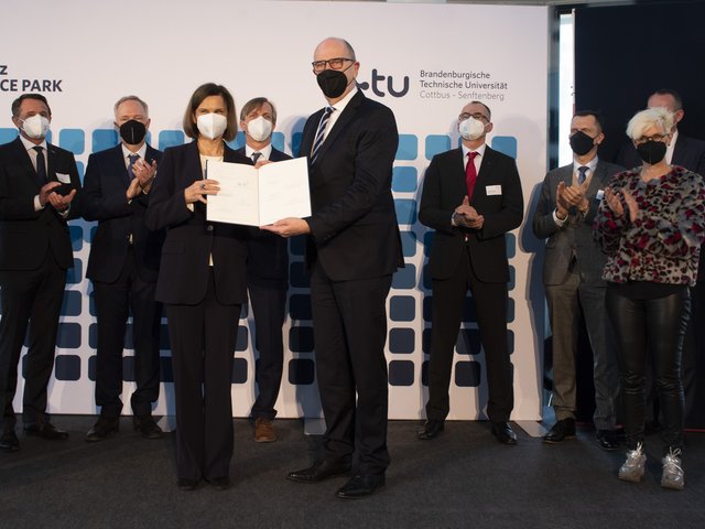 BTU-Präsidentin Prof. Gesine Grande übergibt stellvertretend für alle Unterzeichner*innen das Memorandum of Understanding an den Ministerpräsidenten Dr. Dietmar Woidke.