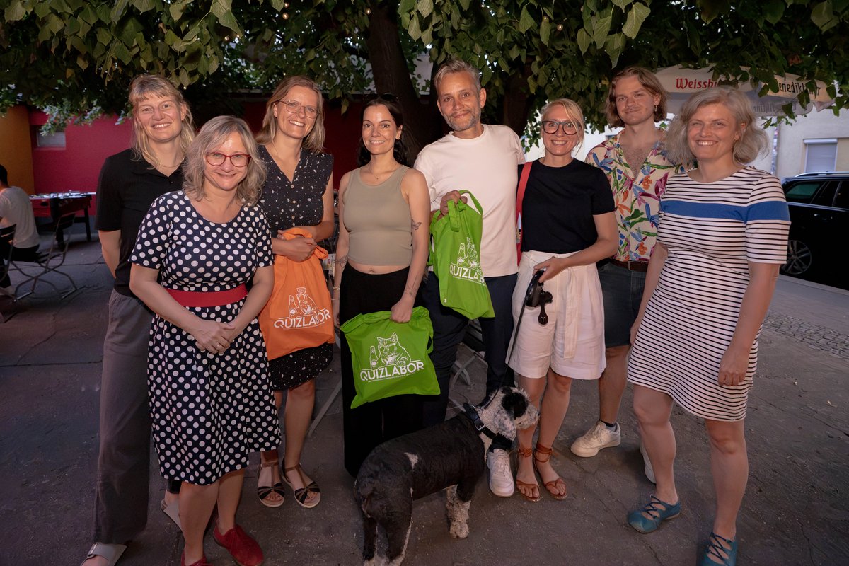 Das Gewinnerteam "Waaaa..." mit dem Moderator und dem Team der Präsenzstelle (© Maik Pursch)