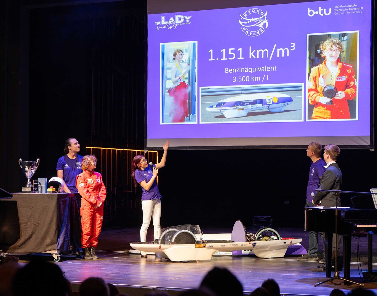 Angehörige des Teams Lausitz Dynamics mit ihrem Energiesparmobil HydroRaycer.