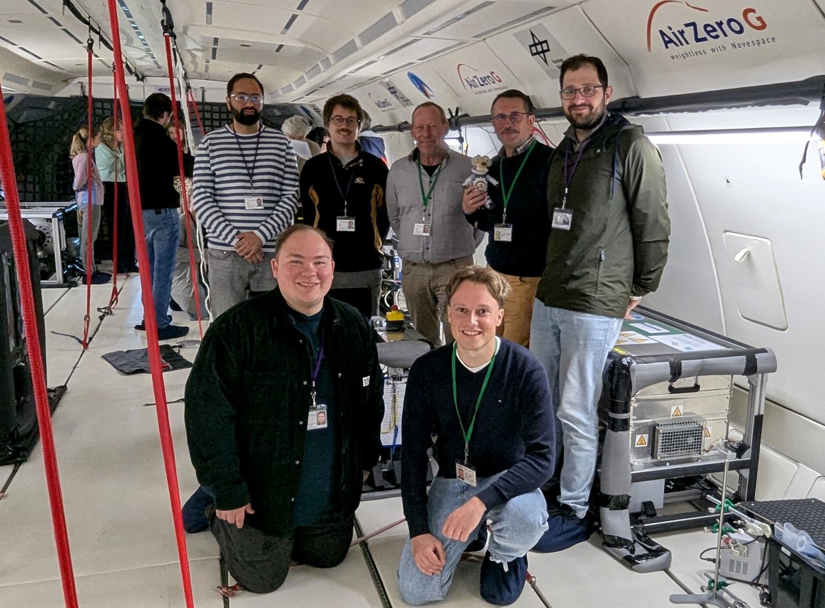 Das Team dieser Parabelflugkampagne. (von unten rechts: Lucas Kowal, Yaraslau Sliavi , von oben rechts: Mohammed Hamede, Vasyl Motuz, Prof. Christoph Egbers, Antoine Meyer, Tark Rai Bista) (Foto: privat)