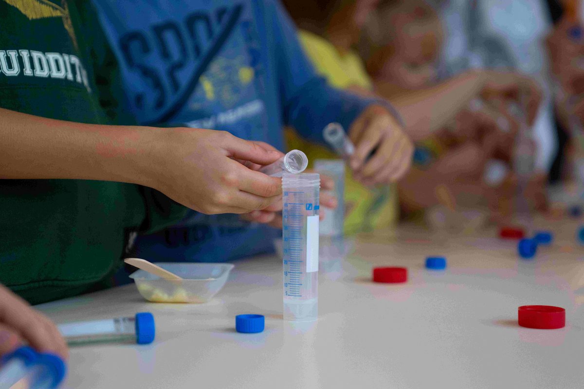 Die Kinder beim Experimentieren (© Maik Pursch)