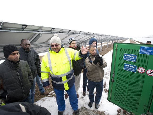 Studierende bei einem Solaropark