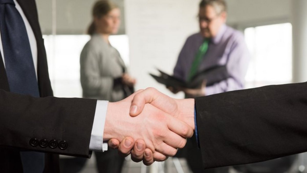 Symbolbild Career Center der BTU Handschlag im Büroumfeld