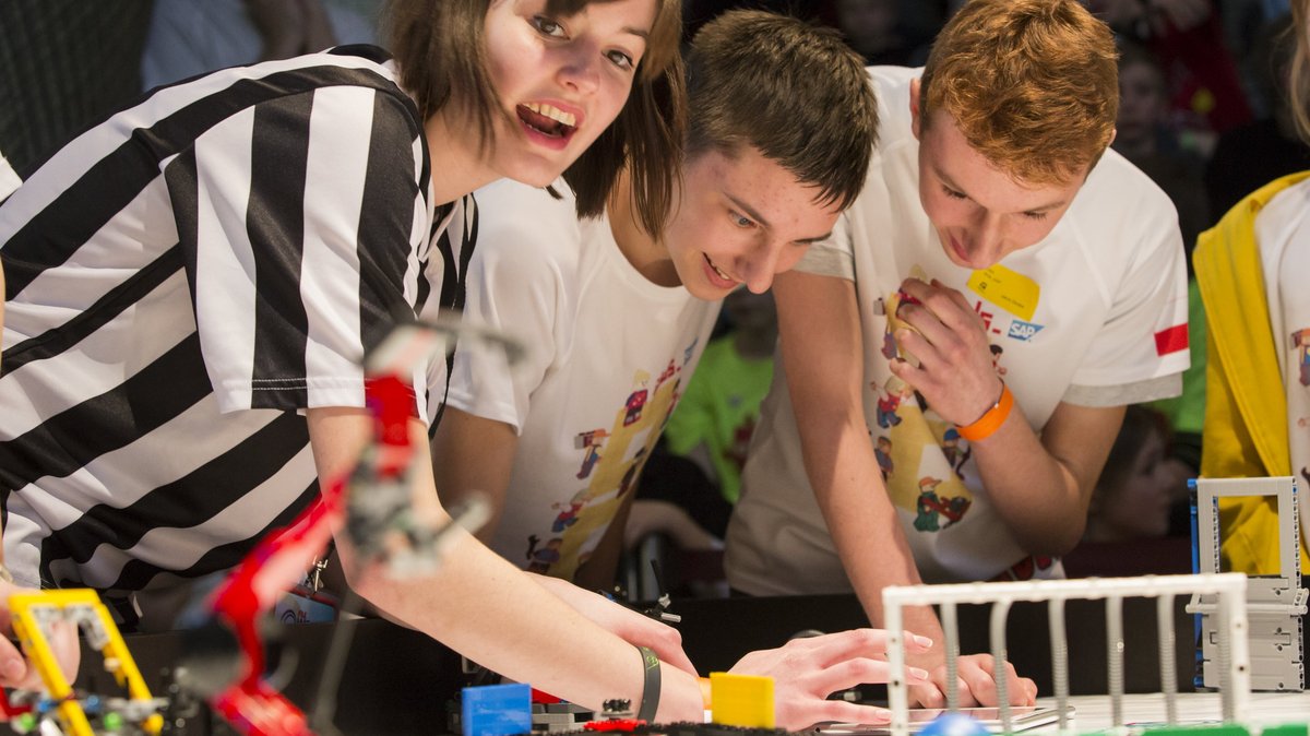 Schülerinnen und Schüler entwickeln Roboter. Und nehmen an der First Lego League teil.