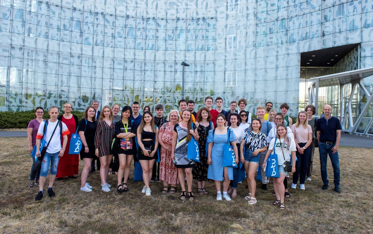 Gruppenfoto der am Deutschintensivkurs „Fit für den Campus!“ teilnehmenden BTU-Gaststudierenden aus der Ukraine vor dem IKMZ. Foto: BTU, Ralf Schuster