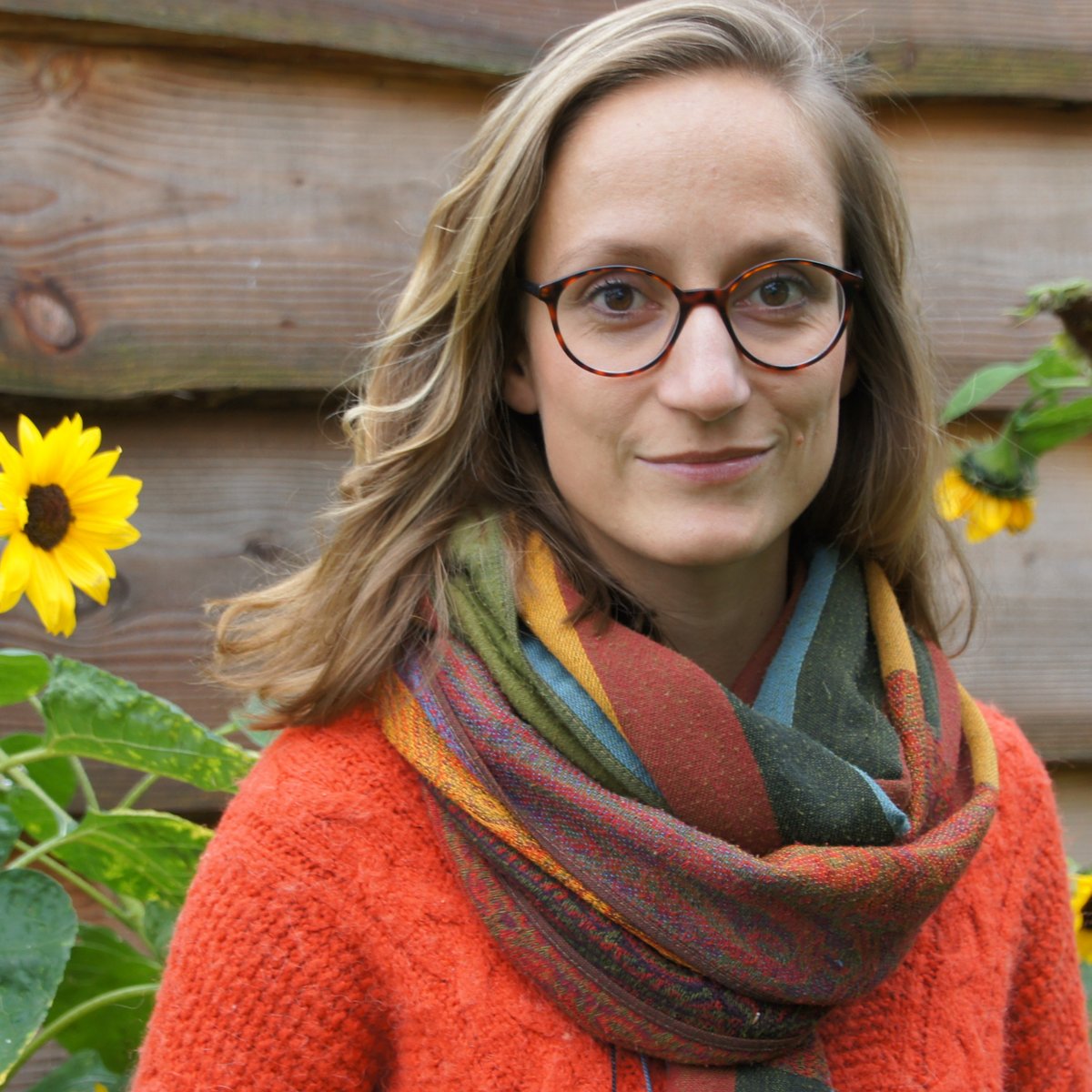 Portrait von Viktoria Witte mit Sonnenblumen im Hintergrund