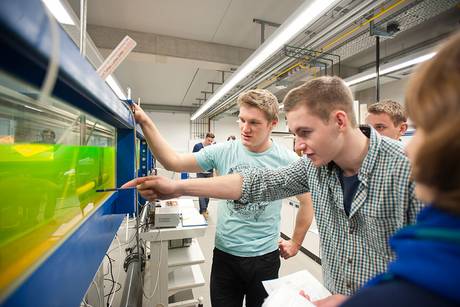 Strömungsversuche im Bauingenieurstudium Studierende vor einer Apparatur zu Strömungsversuchen im Bauingenieurstudium
