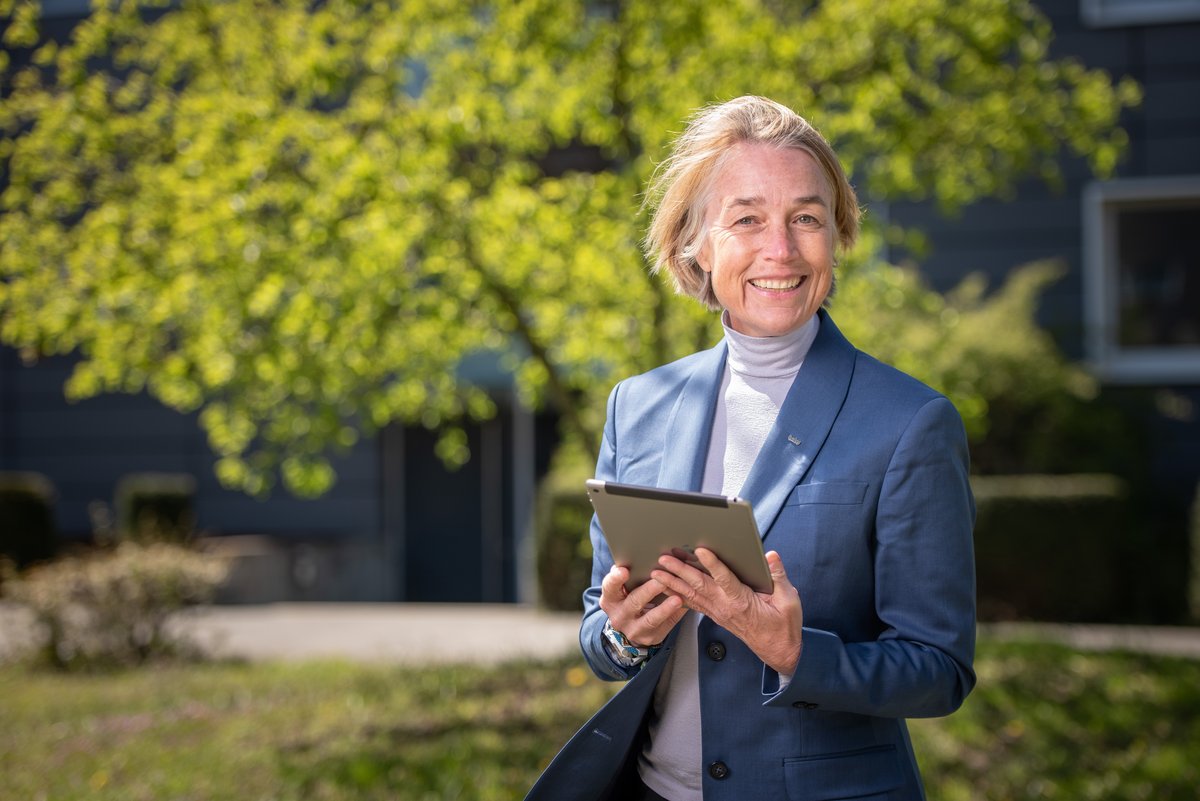 Portraitfoto Christiane Hipp draußen in der Frühlingssonne