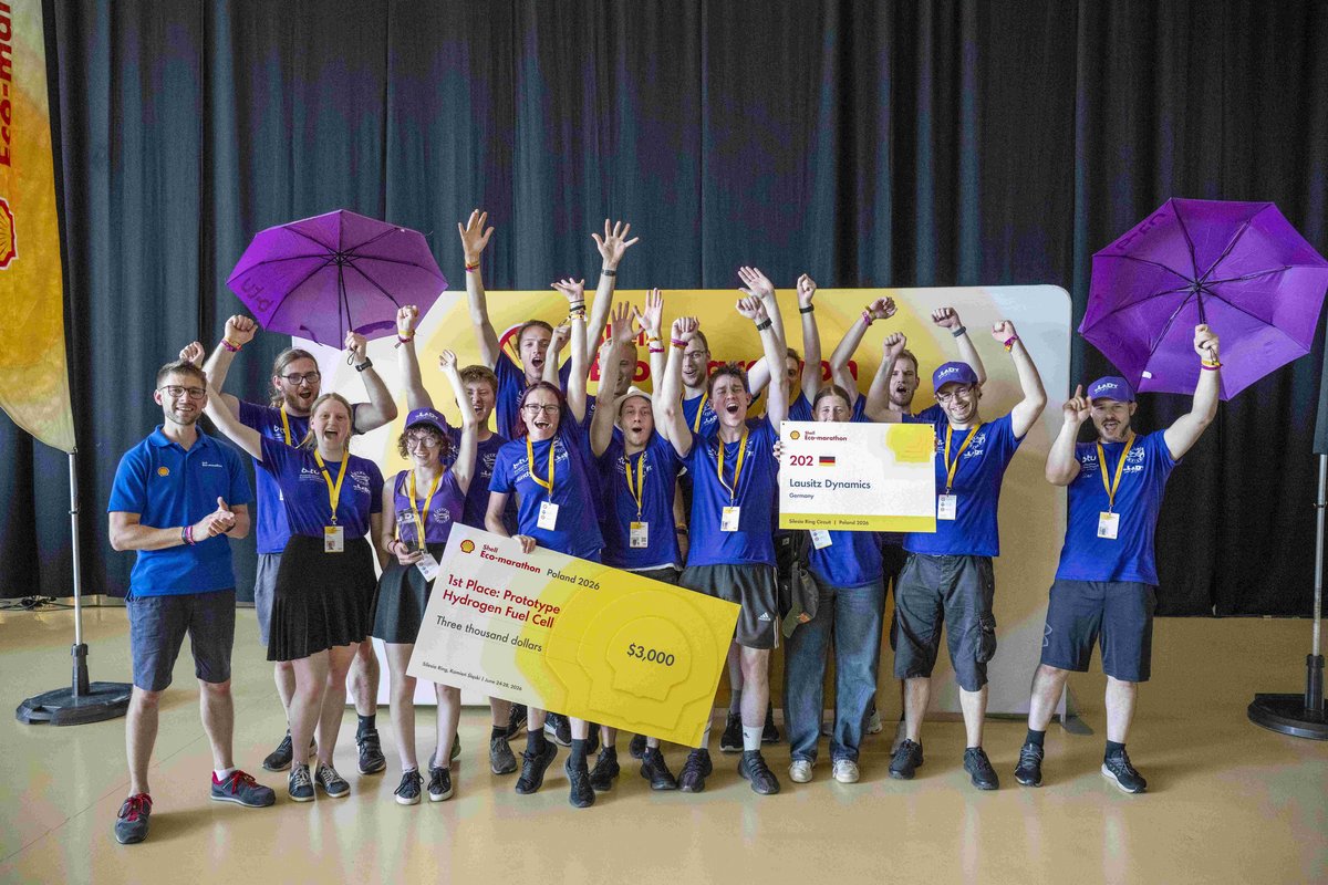 Das studentische Team Lausitz Dynamics der BTU jubelt bei der Siegerehrung zum Shell Eco-marathon über seinen Sieg.er Kategorie Prototype Hydrogen Fuel Cell.