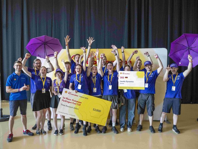 Das studentische Team Lausitz Dynamics der BTU jubelt bei der Siegerehrung zum Shell Eco-marathon über seinen Sieg.er Kategorie Prototype Hydrogen Fuel Cell.