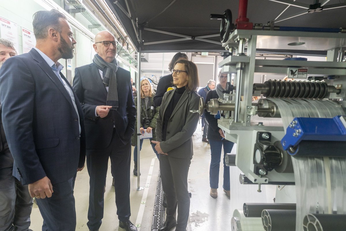 Prof. Dr.-Ing. Holger Seidlitz (l.) and BTU President Prof. Dr. Gesine Grande gave a tour of the SpreeTec neXt factory halls. Photo: BTU/Ralf Schuster