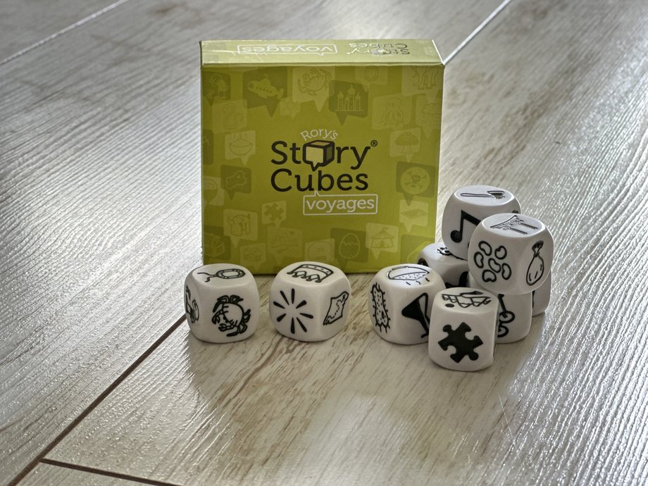Das Foto zeigt das Würfelspiel "Story Cubes Voyages".