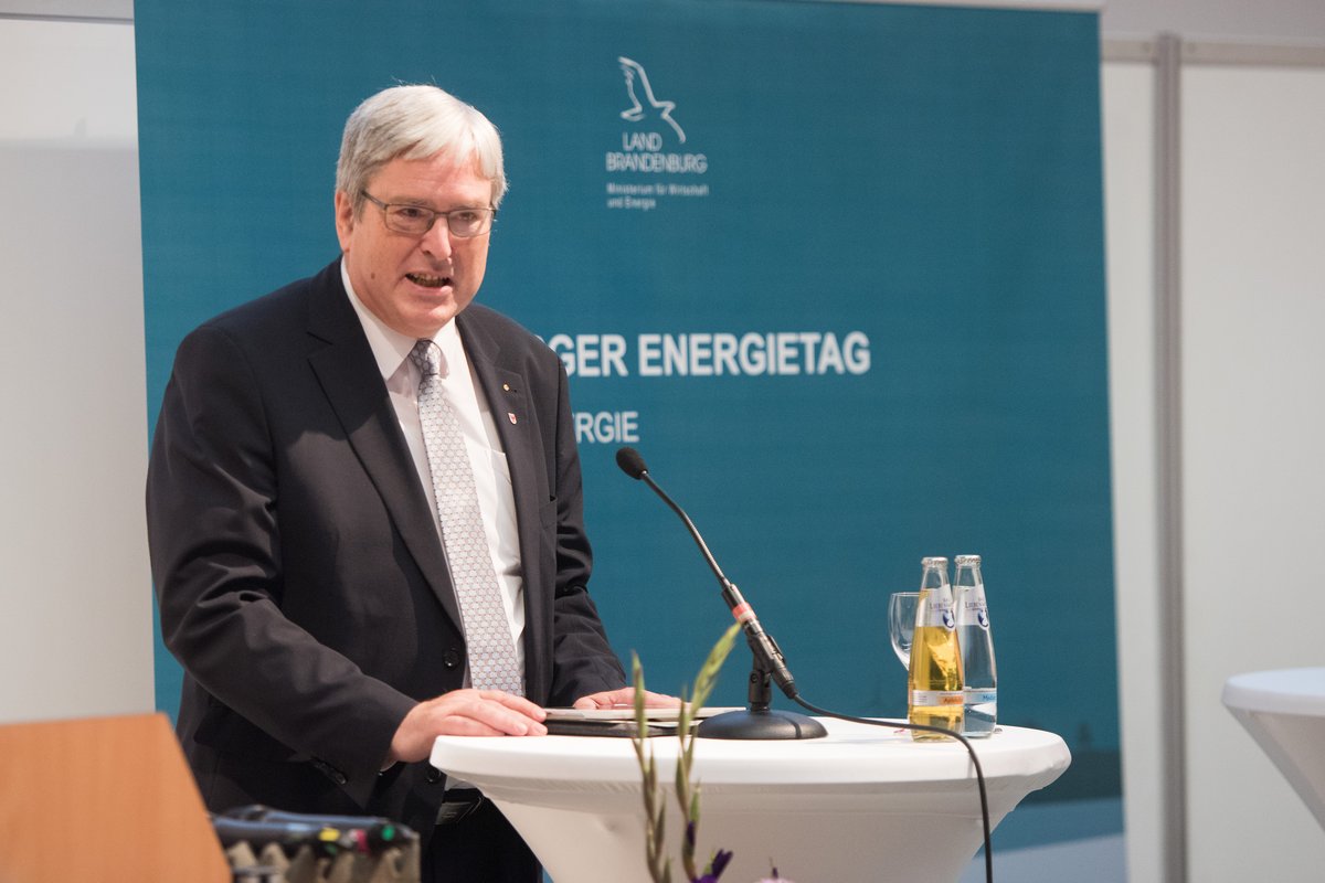 Wirtschaftsminister Steinbach währen seiner Rede 