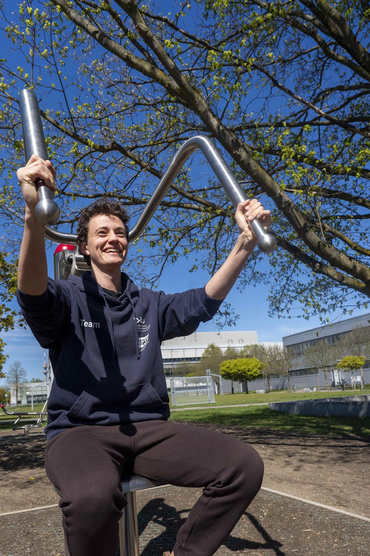Lee Fenner, Student der Therapiewissenschaften, testet den Oberkörpertrainer.