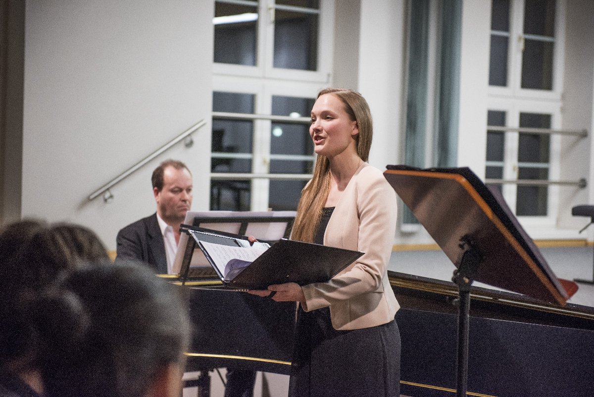 Bettina Nürnerg, Studentin der Instrumental- und Gesangspädagogik, singt bei einem Semesterabschlusskonzert unter Begleitung durch den Dozenten Rüdiger Mühleisen, der am Klavier sitzt.