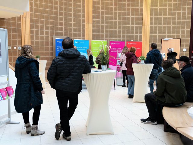 Studieninteressierte im Konrad-Zuse-Medienzentrum. Foto: BTU, Sascha Thor