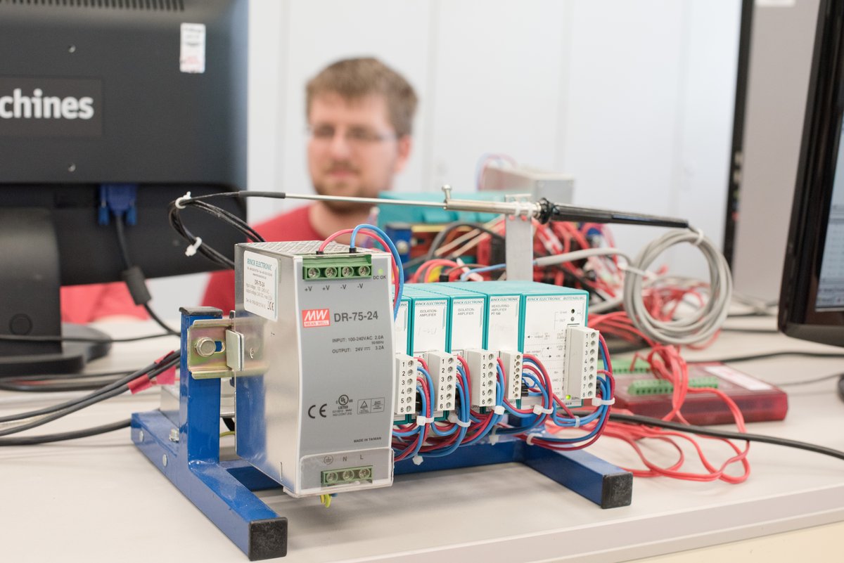 Jedes elektrotechnische Gerät verfügt über eine Regelung. Die grundlagen für die Regelungstechnik werden im Labor der Regelungstechnik angewendet.