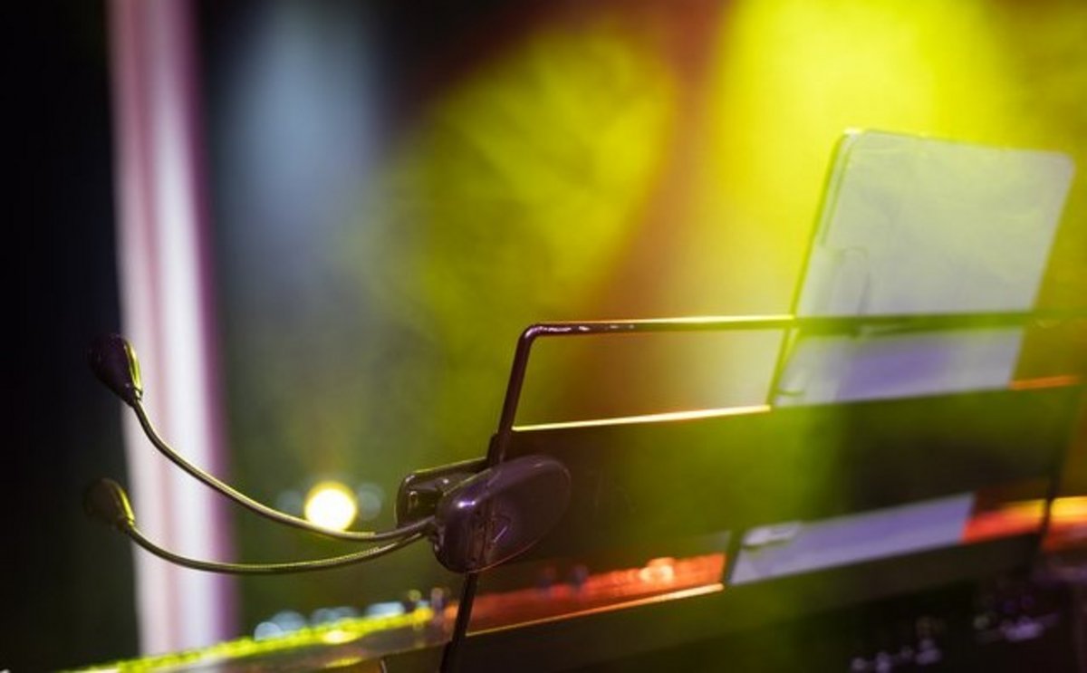 Klavier mit Notenblatt in warmen Licht