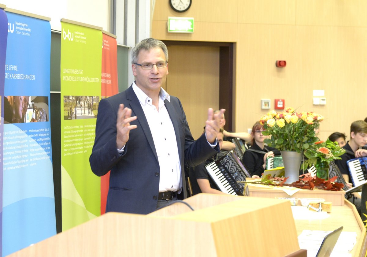 Dr. Hans - Rüdiger Lange bei seiner Festrede - am Rednerpult stehend.