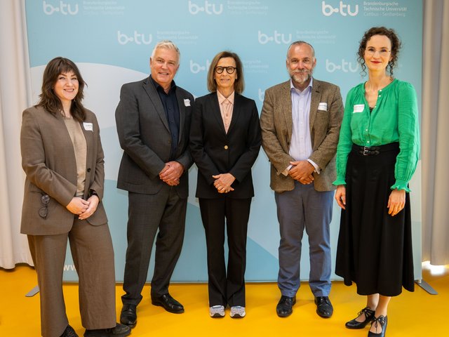 Beim Kickoff des ZESTUR in Cottbus: (v.l.n.r.) Dr. Carolin Genz (Leitung Geschäftsstelle & wissenschaftliche Koordination ZESTUR), Dr.-Ing. Klaus Freytag (Lausitzbeauftragter des Ministerpräsidenten), Prof. Dr. Gesine Grande (BTU-Präsidentin), Prof. Dr. Jan Schnellenbach (Sprecher des ZESTUR) und Dr. Katharina Pijnenburg (Bundesministerium für Forschung, Technologie und Raumfahrt (BMFTR)).