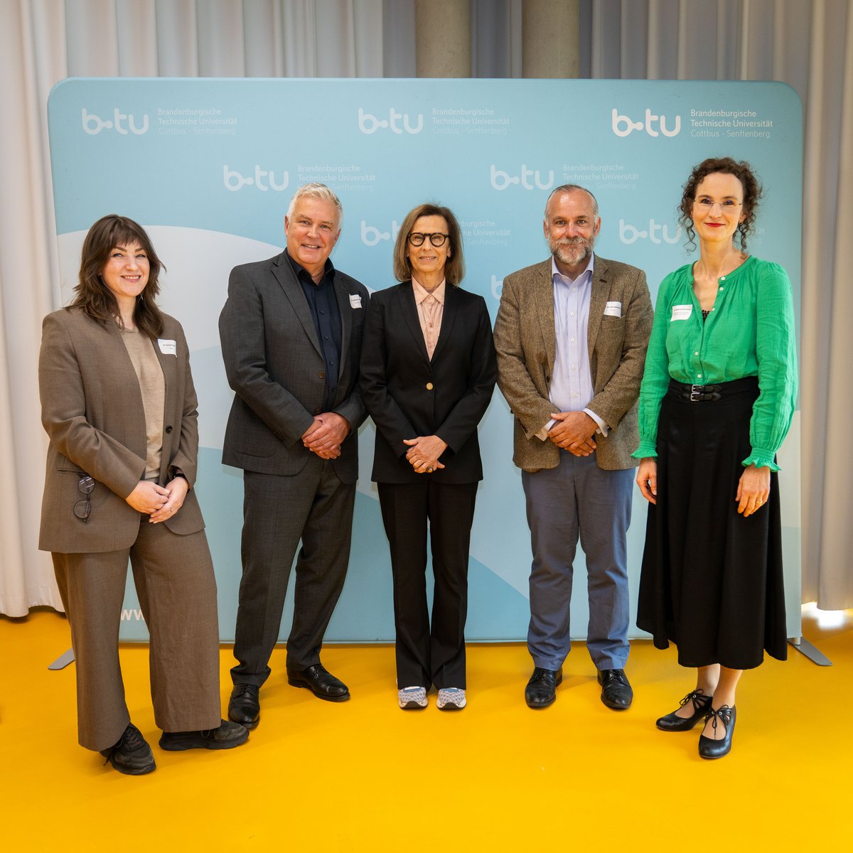 Beim Kickoff des ZESTUR in Cottbus: (v.l.n.r.) Dr. Carolin Genz (Leitung Geschäftsstelle & wissenschaftliche Koordination ZESTUR), Dr.-Ing. Klaus Freytag (Lausitzbeauftragter des Ministerpräsidenten), Prof. Dr. Gesine Grande (BTU-Präsidentin), Prof. Dr. Jan Schnellenbach (Sprecher des ZESTUR) und Dr. Katharina Pijnenburg (Bundesministerium für Forschung, Technologie und Raumfahrt (BMFTR)).