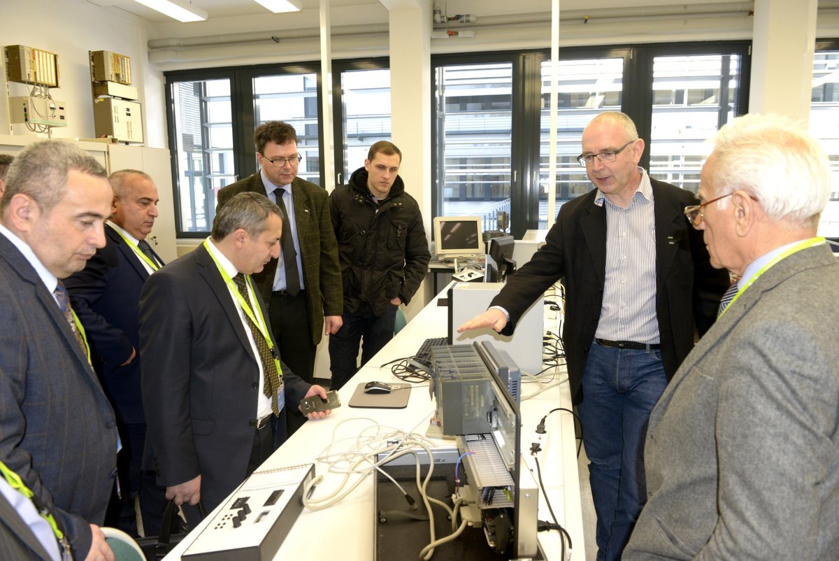 Laborbesichtigung im Labor für Steuerungstechnik.