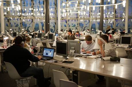Lernen im Infomations-, Kommunikations- und Medienzentrum Studierende sitzen im Lesesaal des IKMZ und lernen