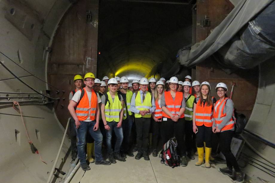 Gruppenfoto Exkursion "Projekt - Analyse Tragwerk", 2017 : Studentengruppe beim Besuch der U5 Baustelle, Bhf. Friedrichstraße/Unter den Linden