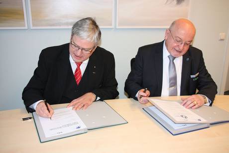 Unterzeichnung Transfertrategie Transferstrategie: Prof. Steinbach (li.) und Prof. Ungvári unterzeichneten eine gemeinsame Transferstrategie