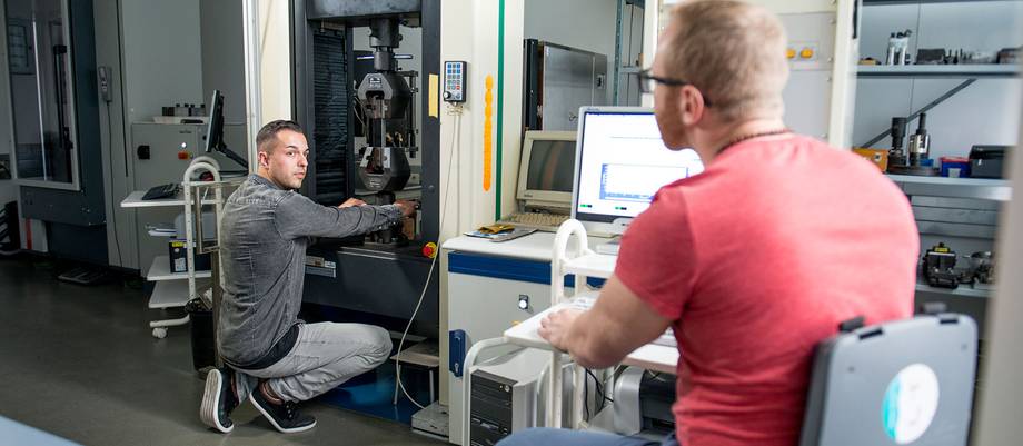 Studierende an der Zug-Druck Maschine im Labor der Werkstoffkunde