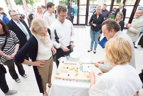 Celebrations to mark the BTU’s 3rd birthday Vice President Prof. Salchert and Prof. Hipp cut the cake for the BTU’s 3rd birthday together with former chancellor Wolfgang Schröder