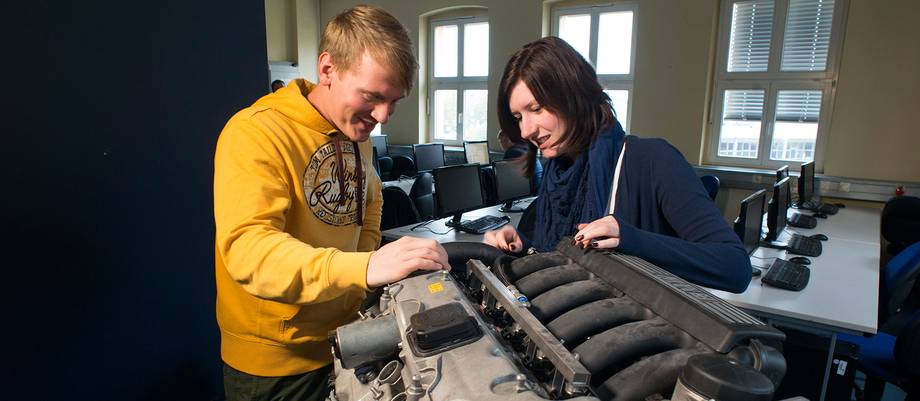 Labor des Modules Qualitätssicherung, Studierende an einem Motor