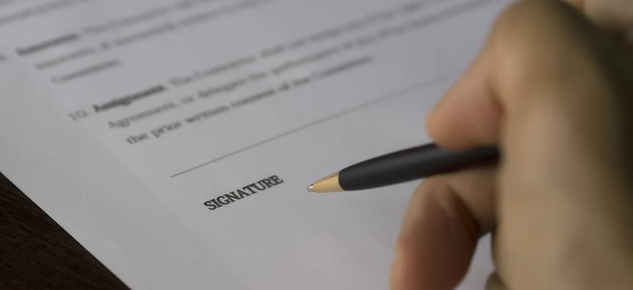 Vertragsunterzeichnung Vertragsunterzeichnung zwischen dualen Studierenden und Unternehmen