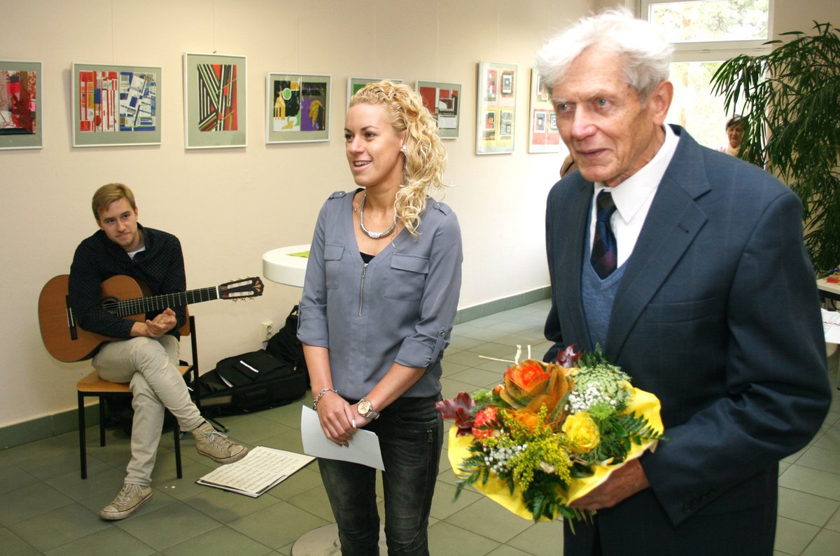 Eröffnung der Ausstellung "COLLAGEN", in deren Rahmen Anja Raschke vom Institut für Soziale Arbeit dem Maler und Graiker Dr. Martin Stelzig einen Blumenstrauß überreichte.