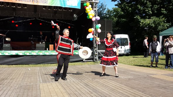 Auf dem Bild stehen Studierende bei dem Cottbus OPEN Festival