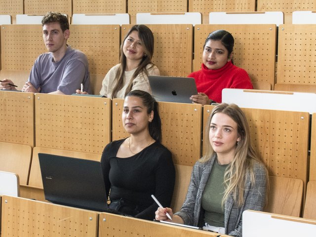 Studierende im Hörsaal