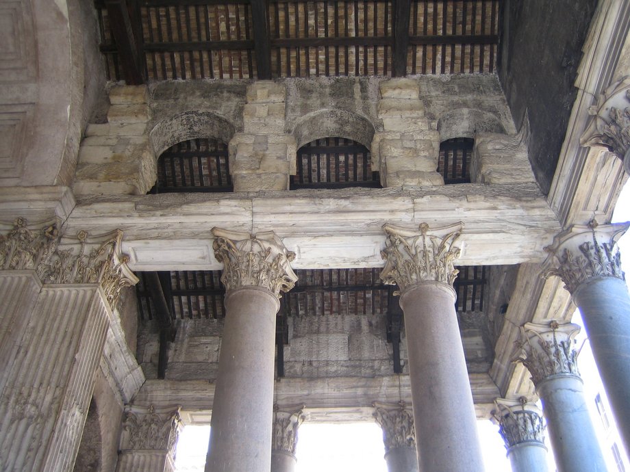 Der heutige Holzdachstuhl der Vorhalle des Pantheon in Rom, seitliche Ansicht von unten (aus Besucherperspektive).