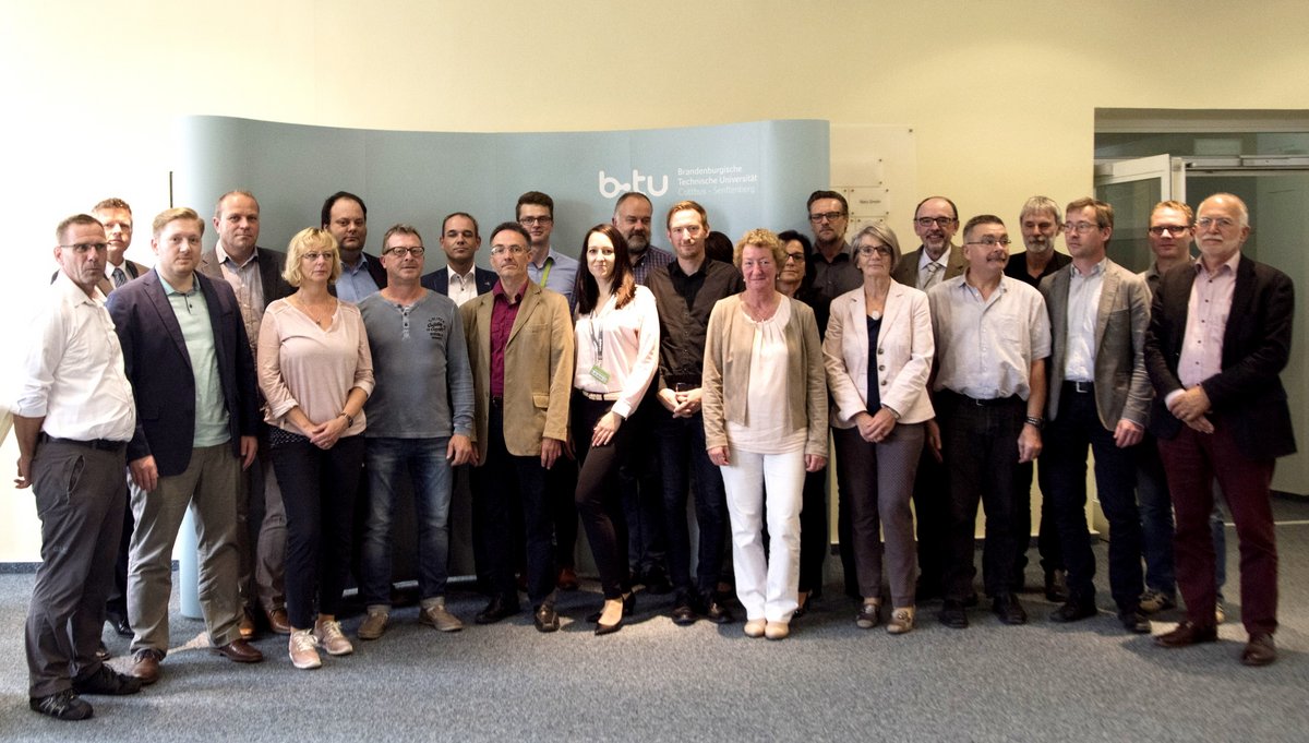 Gruppenbild: Kooperationspartner für das duale Studium an der BTU Cottbus-Senftenberg.