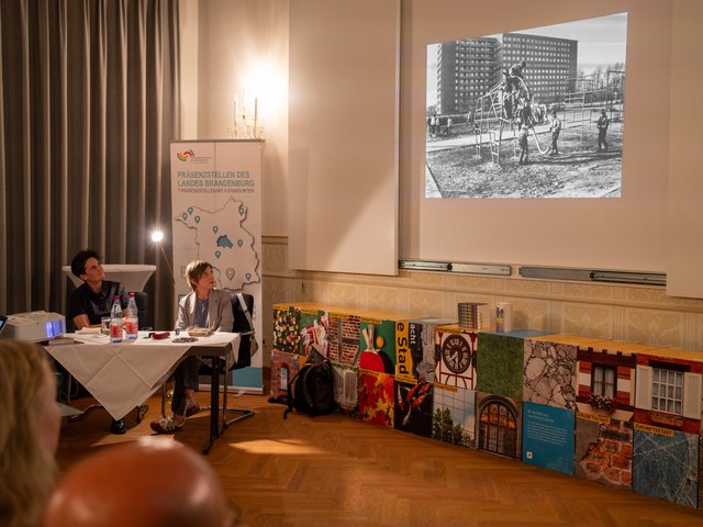 Nina Gribat (l.) und Grit Lemke im Gespräch (© R. Schuster)