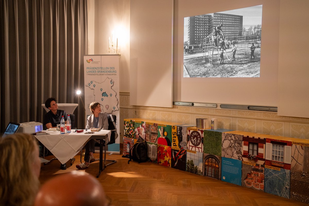 Nina Gribat (l.) und Grit Lemke im Gespräch (© R. Schuster)