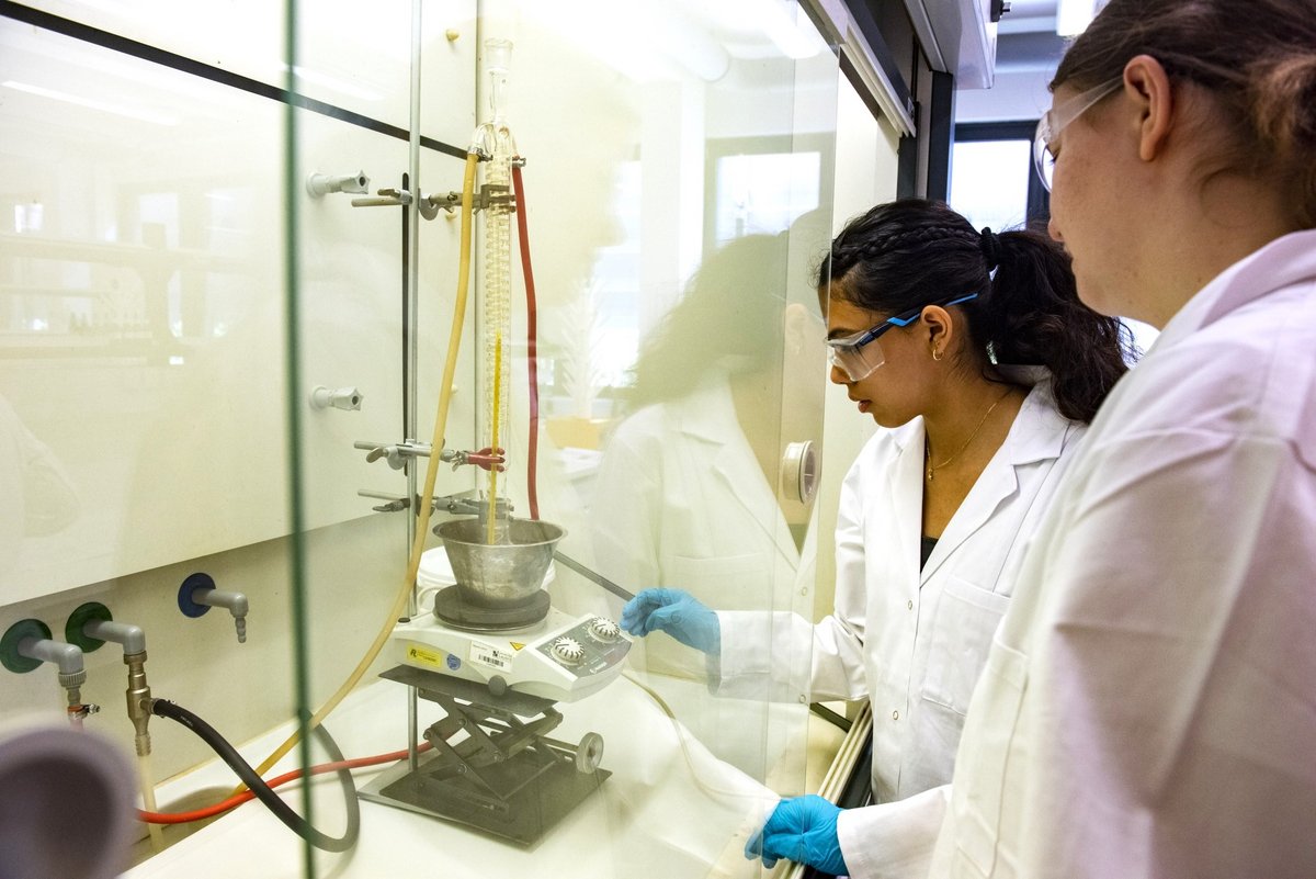Zwei Camp-Teilnehmende im Chemielabor.