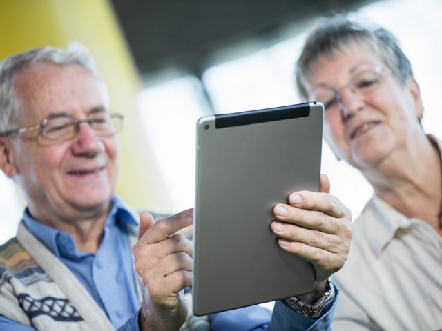 Senioren vor dem Tablet