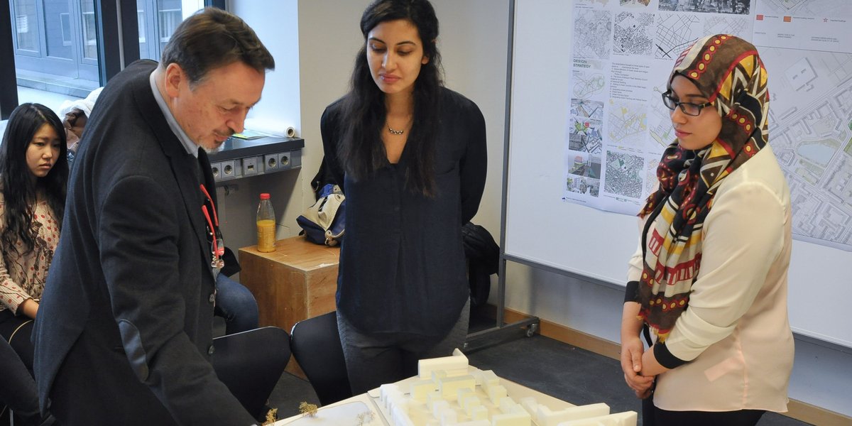 Studentinnen des Master-Studiengangs Urban Design besprechen mit ihrem Professor ein Modell