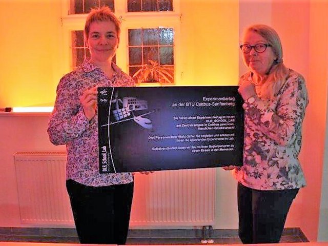 Die Gewinnerin des BTU-Preises Christine Slomka (re.) und Barbara Meitz vom BTU-College präsentieren den Gutschein für den Preis. Foto: Stadt Senftenberg.