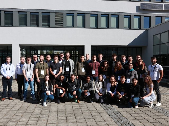 [Translate to Englisch:] Gruppen foto der Teilnehmenden der Kickoff-Woche.