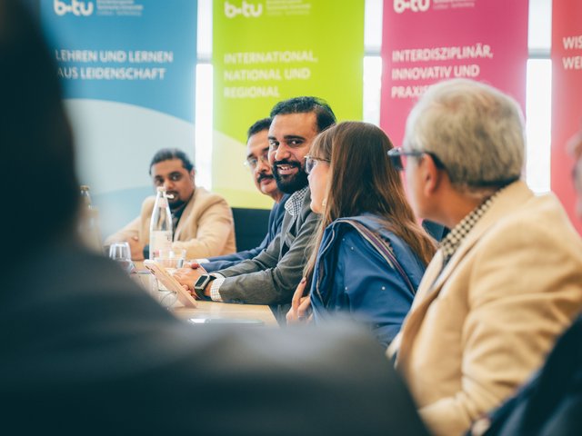 The Pakistani delegation, led by Dr Zia Ul Haq (centre), held a lively discussion with BTU representatives (Photo: BTU, Sascha Thor)