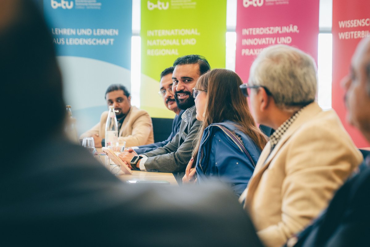 Die pakistanische Delegation unter der Leitung von Dr. Zia Ul Haq (Mitte) führte eine rege Diskussion mit BTU-Vertretern (Foto: BTU, Sascha Thor)