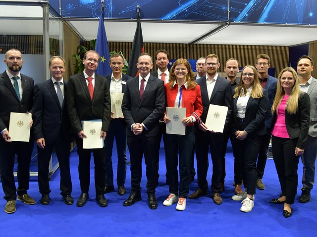 Gruppenfoto mit Bundesverkehrsminister Dr. Volker Wissing